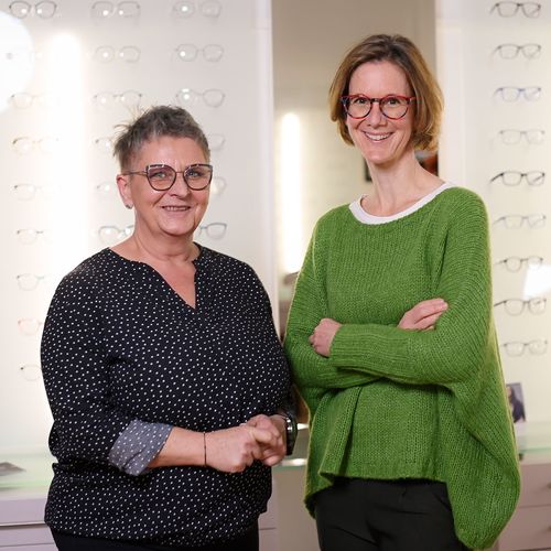 Fachoptikerin Brigitta Lieber und Augenfachärztin Dr. Monika Haderlapp Foto: Helge Bauer